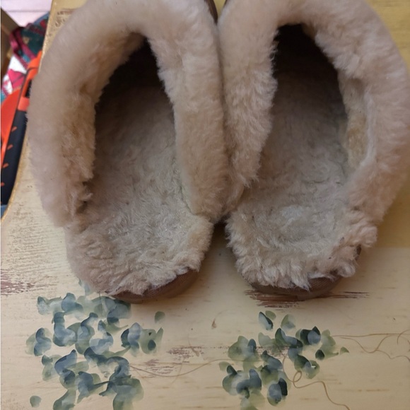 Authentic Ugg Slippers. - Picture 4 of 5
